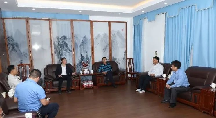 1705652670863406.jpg 海南省總工會(huì)到海南礦業(yè)開展新春慰問.jpg