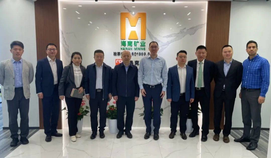 中國(guó)能建易普力公司客人到訪海南礦業(yè)上海中心