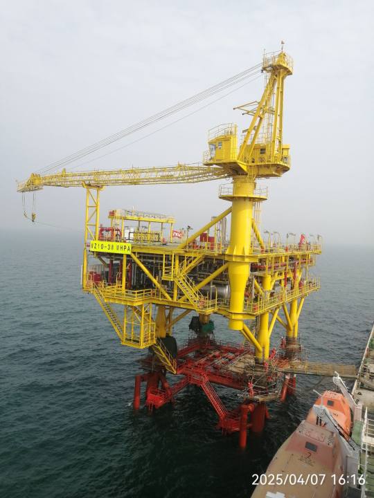 洛克石油潿洲10-3油田西區(qū)井口平臺(tái)海上安裝順利完工